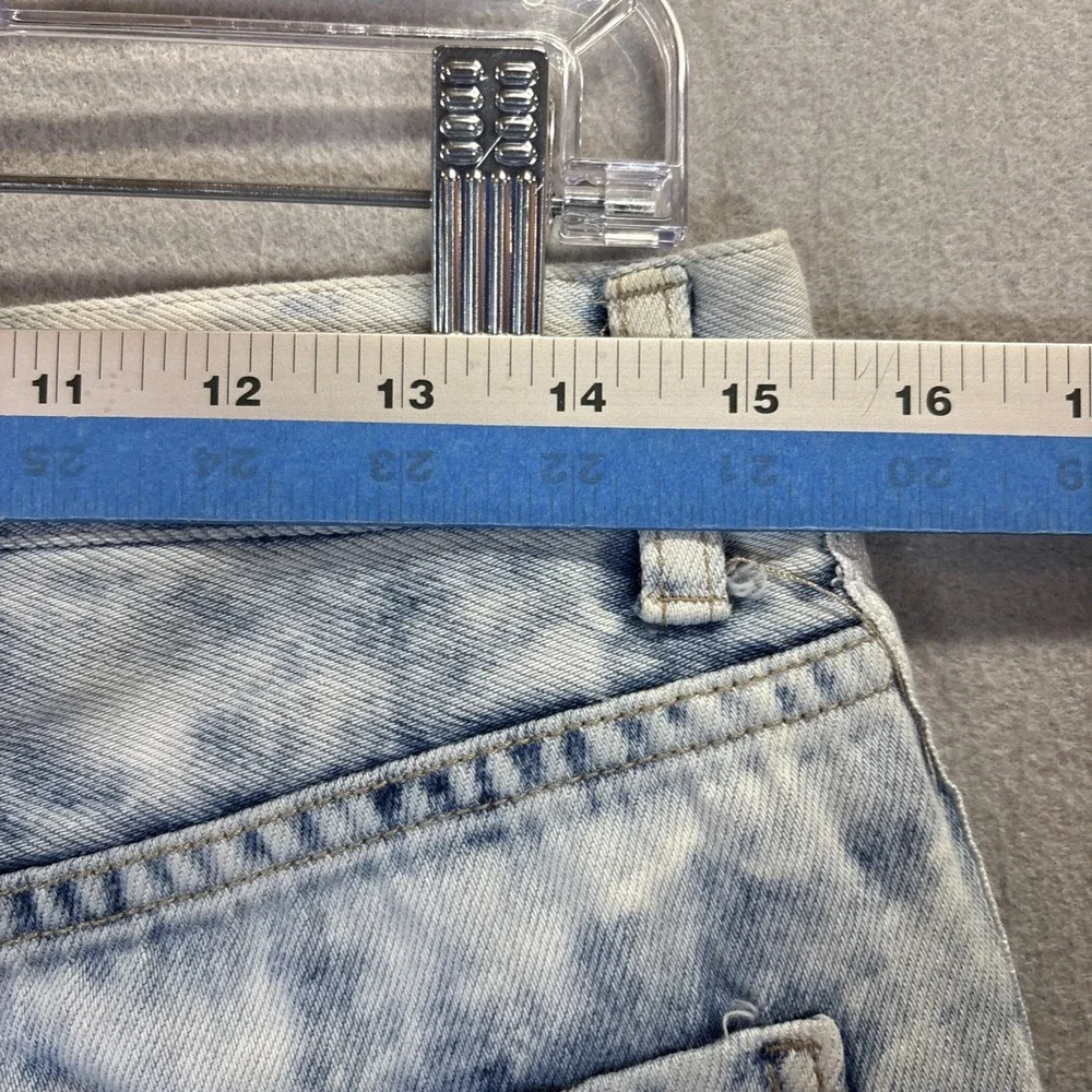 Forever 21‎ Premium Acid Wash Raw Hem Denim Shorts Zips up on sides – Size 29